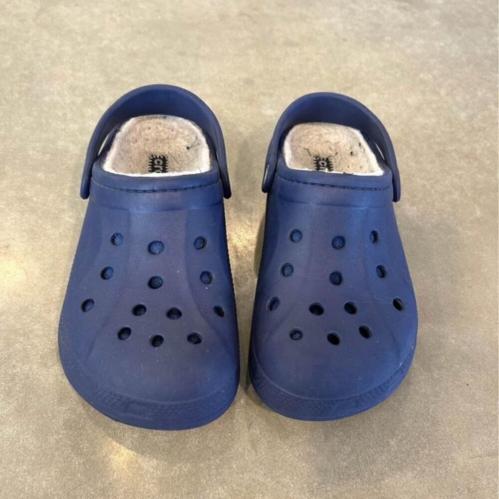 CROCS with warm lining. Navy blue. Size 5. (Youth)